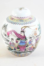 Chin. Porzellanvase mit Deckel, Famille-Rose, Figurenm., Qianlong-Marke, H21cm