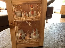 Dekohühner im Käfig