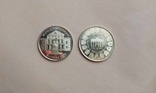 Eine goldfarbene Medaille