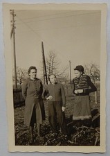 ALTES FOTO....FRAUEN...GARTEN...STROMMAST...ALTE MODE...1950...