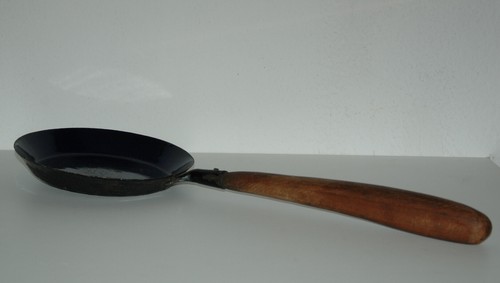 Alte emaille pfanne mit - emaille, langem