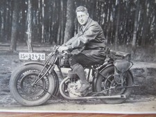 Altes Foto Oldtimer Motorrad um 1925 / 1930 mit Packtaschen / Lederjacke
