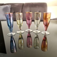 Fünf Schnapsgläser aus