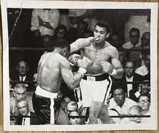 MUHAMMAD ALI LANDS PHANTOM PUNCH ON SONNY LISTON RARE ORIGINAL PRESS PHOTO 1965!