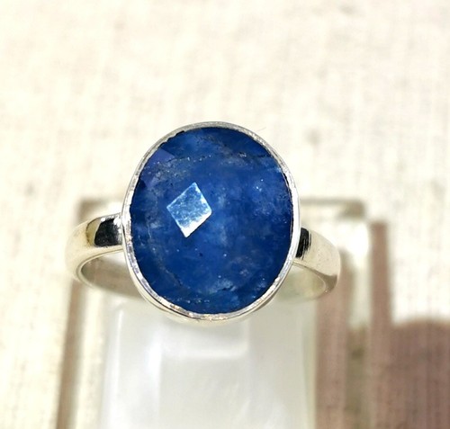 Ring mit einem facettierten