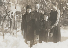 25/983 FOTO SOLDAT MIT ORDEN EISERNES KREUZ  KINDER FRAU HUND usw. - 3 x 