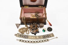 C25B42- Alter Schmuck in Holzschatulle ua Kette Armbänder Anhänger 