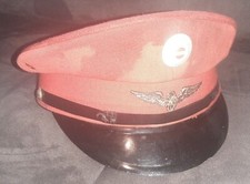 Österreich. Rote Schirmmütze eines Fahrdienstleiters der Stubaitalbahn AG, roter