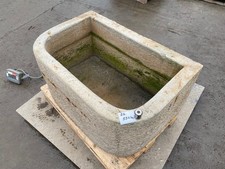 Alter Brunnen aus grauem SandsteinBrunnen Trog Steintrog