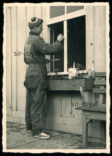 Maler streicht fenster - streicht,
