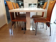 GUT erhaltener, weisser Acryl-Tisch und 5 orangene Stühle !