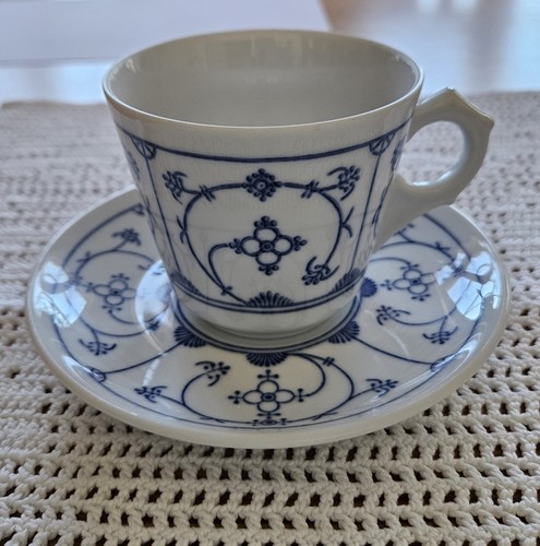 Tasse mit untertasse - 1,