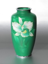 Japan. Inaba Shichijo Cloisonné Vase grün, Blumenmotiv H.~22cm,~1kg, Maiji,~1915