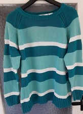 Schöner gestreifter Pullover