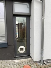 Aluminium- Tür mit Glas und integrierter programmierbarer Katzenklappe