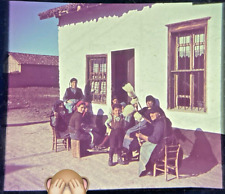 Agfacolor Farbdia  Bulgarien Bauernfamilie Besenbinder vor dem Haus   1941  FD12