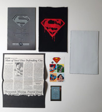 Der Tod von Superman US Comic mit Poster Briefmarken Tradingcard und Zeitung