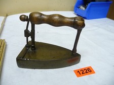 1226.   Altes  Bügeleisen