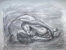 liegender, weiblicher Akt, unsignierte Kohlezeichnung auf grauem Papier