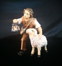 Hirtebua mit Schaf aus