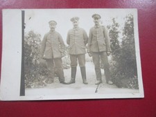 Militär, Foto- Ansichtskarte : 3 Soldaten in Uniform,  Feldpost  21. 5. 15