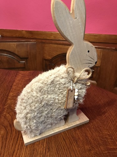 Osterhase sitzend holz textil - osterhase,