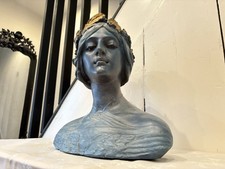 Massive Damenbüste aus blauem