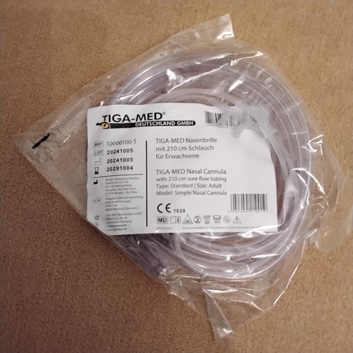 Tiga med nasenbrille mit 10 - tiga,
