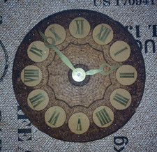 Ziffernblatt einer Hausuhr