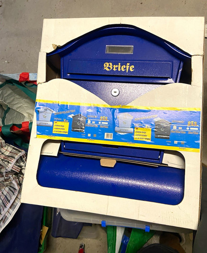 Wandbriefkasten blau mit