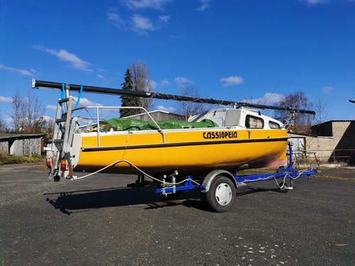 Segelboot mit trailer - mit,