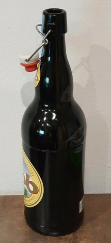 Große leere bierflasche mit - bierflasche,