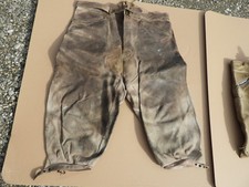 HINGUCKER: LEDERHOSE abgetragene versaute verschmierte verschlissene DEKO Hose 2