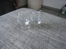 2 schöne Ricard Pastis