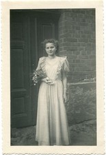 Orig.-Foto EILENBURG junges Mädchen, langes Kleid, vor Haustür 30er