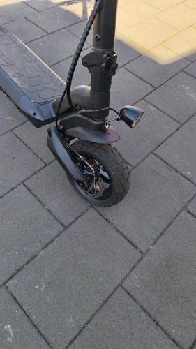 Schwarzer scooter mit - schwarzer, e-scooter