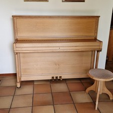 Hoffmann Klavier, Nußbaum, gebraucht, sehr guter Zustand, ca. 1985, mit Hocker