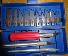 Skalpellset in blauer Box, ungenutzt, aber dennoch vo langen liegen fleckig