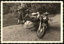 Fotografie Motorrad Horex mit Seitenwagen, beleibte Frau verspeist riesige Flei 