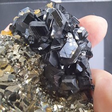 AAA Sphalerit & Pyrit „Kugel“, Siderit – Spitzenstufe Trepca #37 – 7x6x6 cm