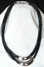 Halskette, schwarz, mehrreihig, mit silberfarbenem Anhänger, Länge ca.42 cm, neu