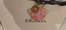 Chanel Charm Holiday 2025/Metall Anhänger Camelia Weihnachten 2025 inkl. Tute