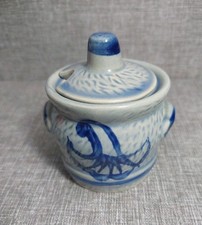 Kleiner Keramiktopf mit Deckel