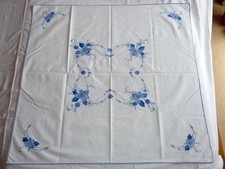Tischdecke Mitteldecke, ca. 80 x 80 cm, blaue Stickerei, sehr guter Zustand