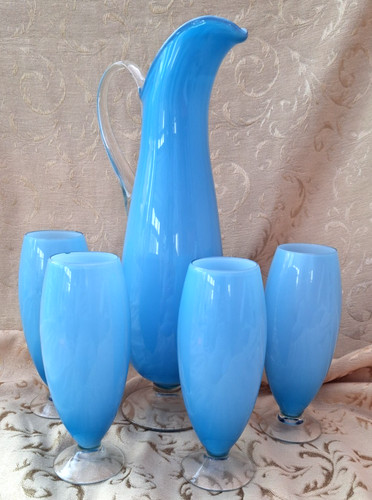 Hellblauer glaskrug und vier - hellblauer,