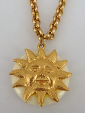 Neugablonz: Figürlicher Design Anhänger Sonne an Kette 1970er Jahre (122537)