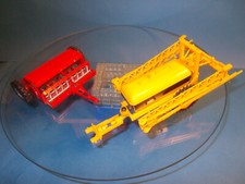 BRITAINS 1/32:" 2 Landwirtschaftliche Geräte/Anhänger für Traktor"...von 1979/80