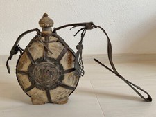 Original antike Feldflasche, Holz, mit Lederriemen und Fellbezug, Hirtenflasche