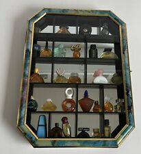 Parfum Miniaturen im Setzkasten aus Holz mit Spiegel und Glastür