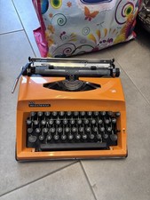 orangefarbene Schreibmaschine